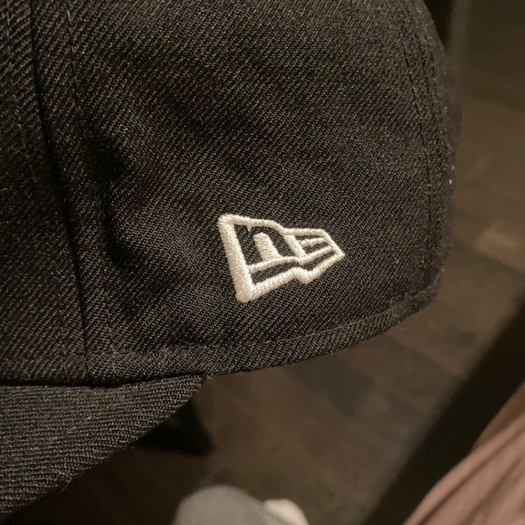 Red Yankees hat - Picture 4 of 6